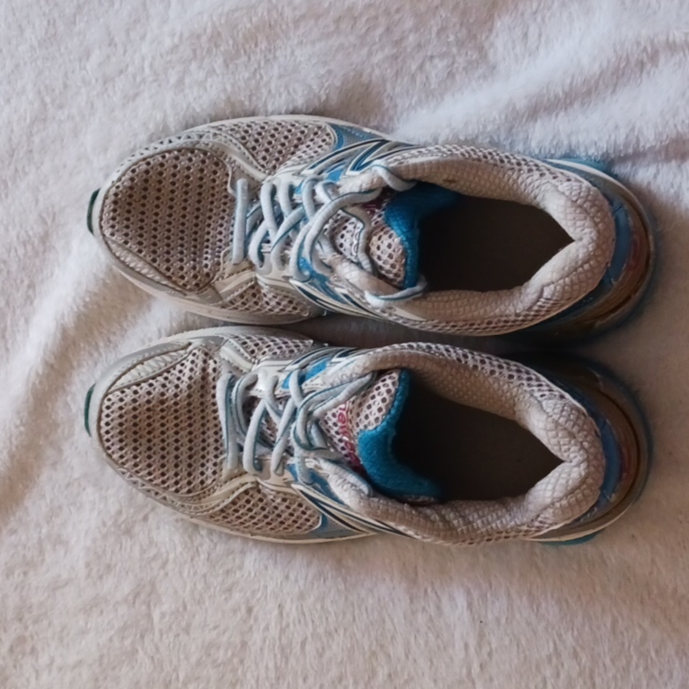 Tennis shoes